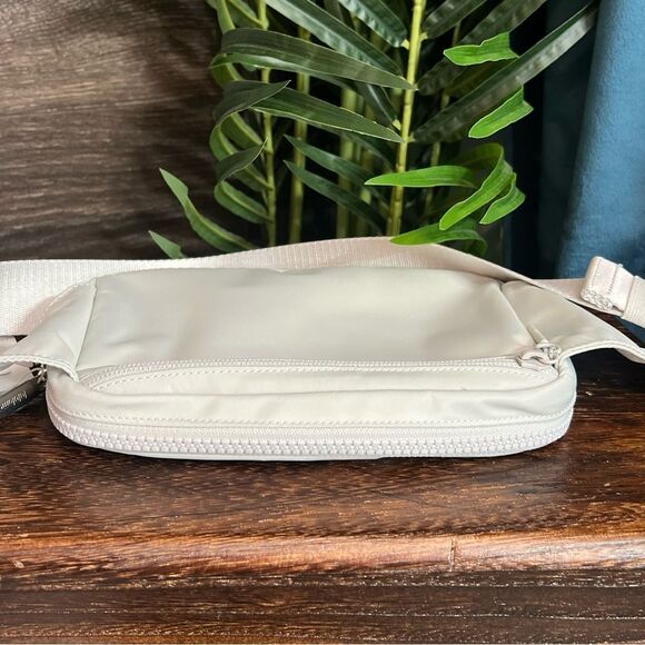 Lululemon Everywhere Belt Bag Large 2L in Vapor Rhino Grey LU9BJAS. NWT! - Picture 5 of 13